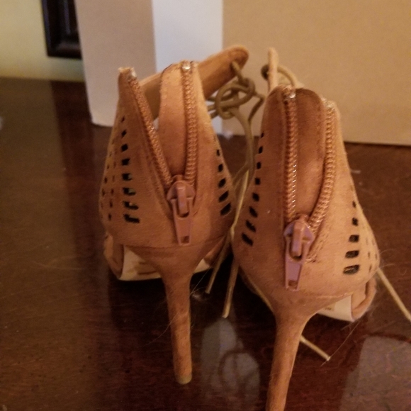 Heels - Picture 3 of 3